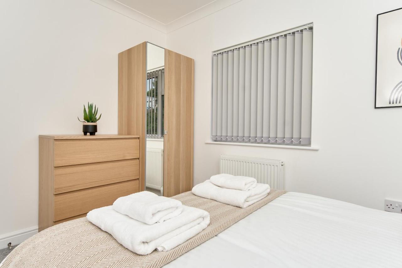 Beautiful 3 Bed Apartment In Bonchurch - Nr Ventnor - Large Outside Terrace & Parking - Dog Friendly - The Perfect Choice For Couples, Friends, Families - 5 Mins To Beach Екстериор снимка