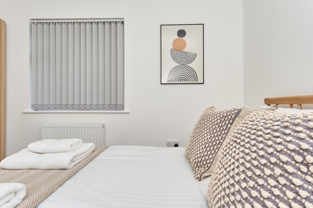 Beautiful 3 Bed Apartment In Bonchurch - Nr Ventnor - Large Outside Terrace & Parking - Dog Friendly - The Perfect Choice For Couples, Friends, Families - 5 Mins To Beach Екстериор снимка