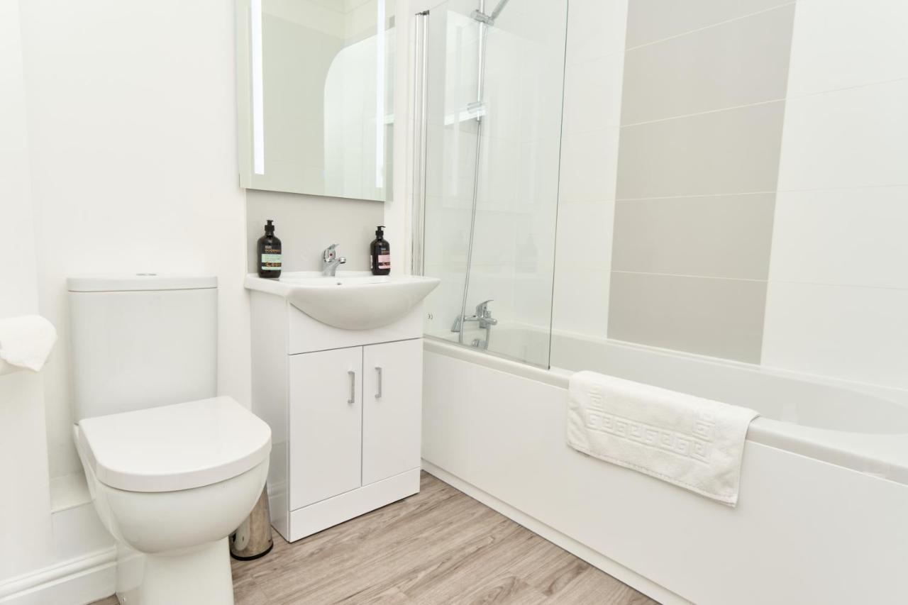 Beautiful 3 Bed Apartment In Bonchurch - Nr Ventnor - Large Outside Terrace & Parking - Dog Friendly - The Perfect Choice For Couples, Friends, Families - 5 Mins To Beach Екстериор снимка