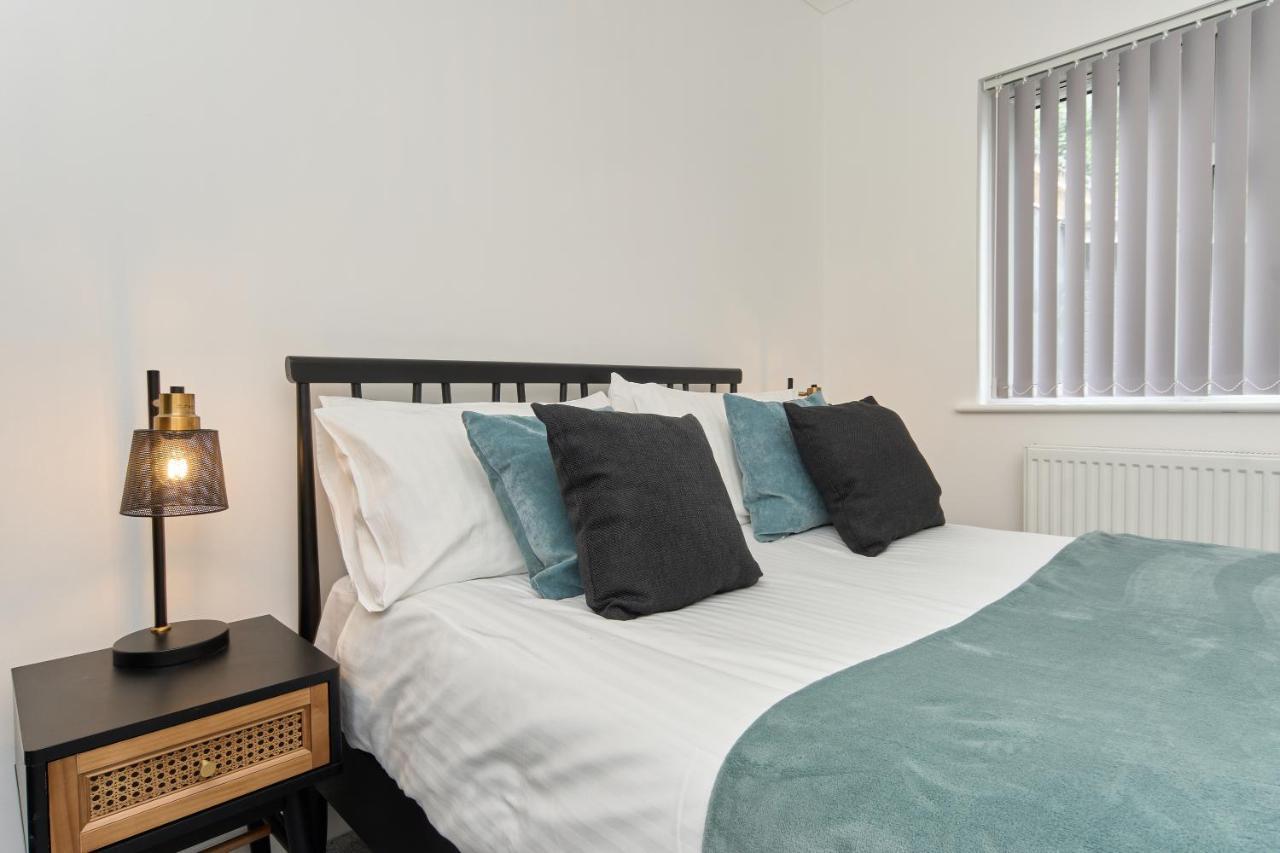 Beautiful 3 Bed Apartment In Bonchurch - Nr Ventnor - Large Outside Terrace & Parking - Dog Friendly - The Perfect Choice For Couples, Friends, Families - 5 Mins To Beach Екстериор снимка