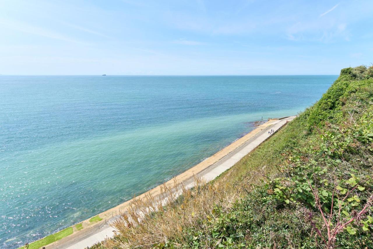 Beautiful 3 Bed Apartment In Bonchurch - Nr Ventnor - Large Outside Terrace & Parking - Dog Friendly - The Perfect Choice For Couples, Friends, Families - 5 Mins To Beach Екстериор снимка