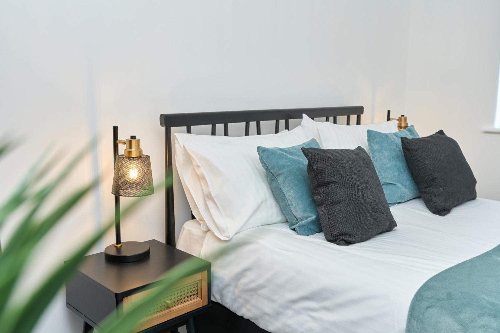 Beautiful 3 Bed Apartment In Bonchurch - Nr Ventnor - Large Outside Terrace & Parking - Dog Friendly - The Perfect Choice For Couples, Friends, Families - 5 Mins To Beach Екстериор снимка