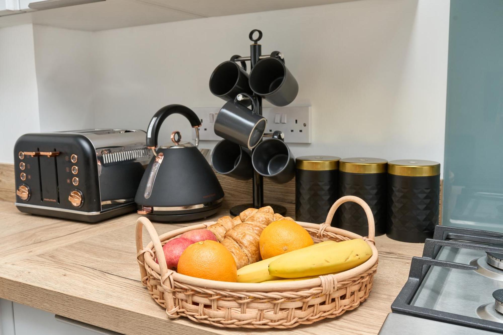 Beautiful 3 Bed Apartment In Bonchurch - Nr Ventnor - Large Outside Terrace & Parking - Dog Friendly - The Perfect Choice For Couples, Friends, Families - 5 Mins To Beach Екстериор снимка